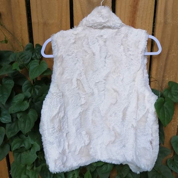 "Big Softy" Faux Fur Vest - Picture 5 of 6